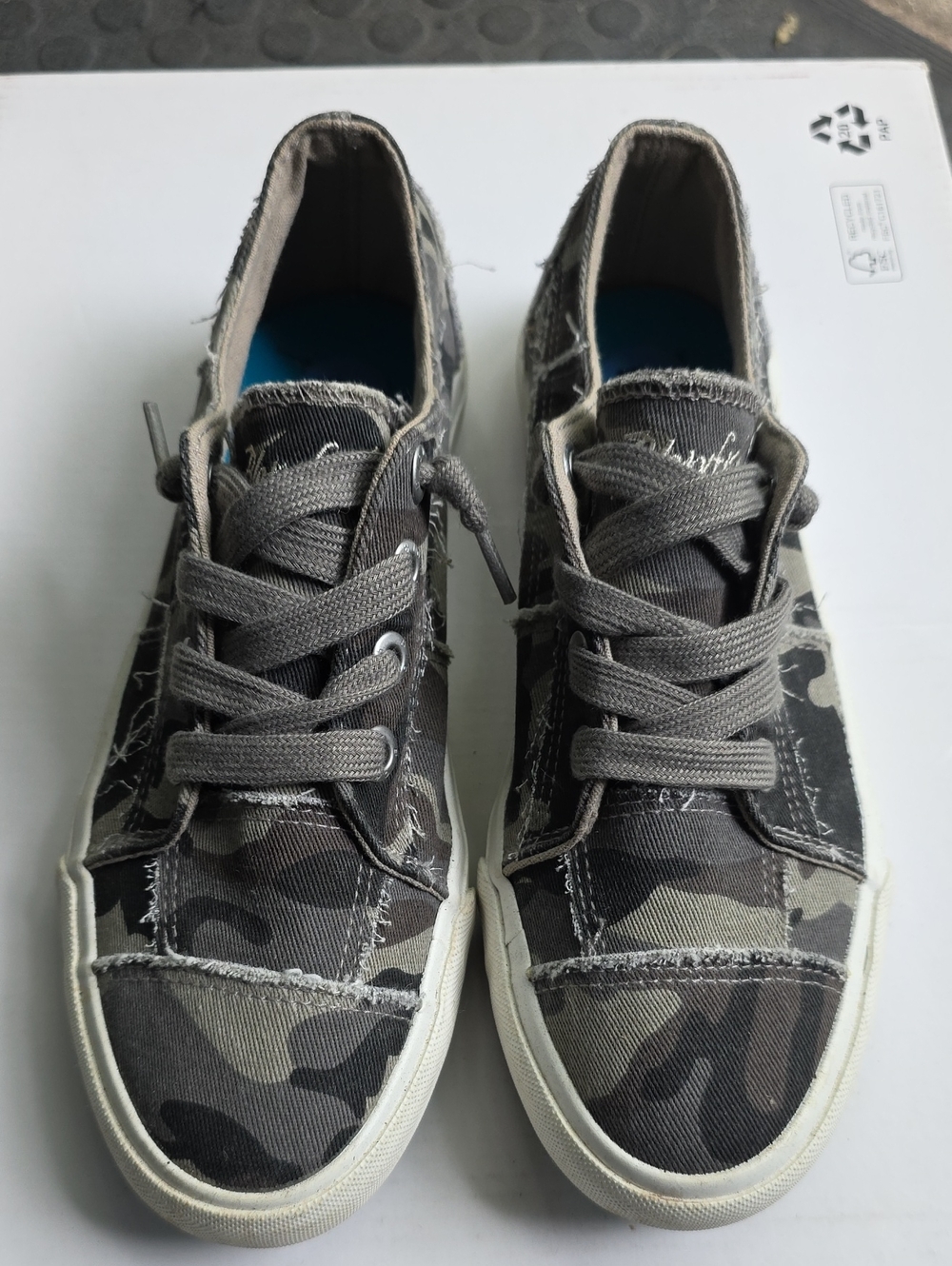 Casual Camo Lace-Up Sneakers - Gray